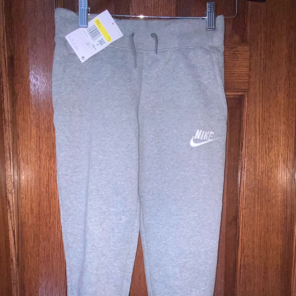 Nike Girl’s Sweatpants Dark Grey Casual Standard Fit Size Small (NWT) DJ0690-09